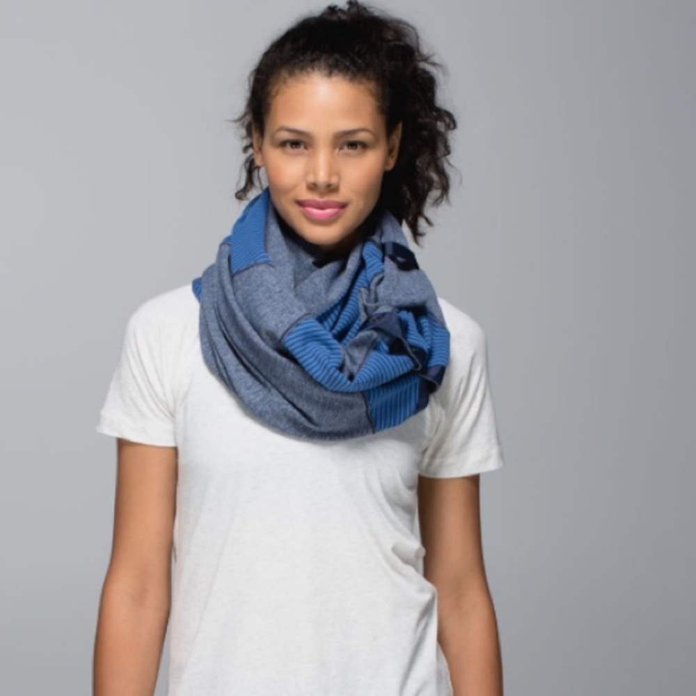 🐬 Lululemon Vinyasa Blue and Gray Striped Scarf